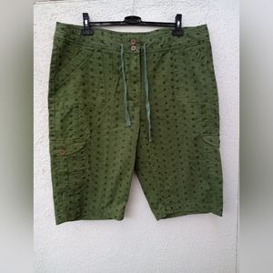 Only Necessities Green Cargo Shorts Eyelet Summer Neutral Vacation Travel Casual